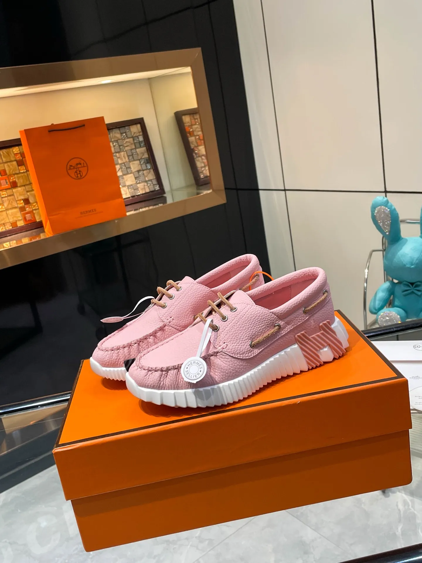 680💰 Hermes💰The top version of Hermès H classic fly-woven casual sneakers, the highest version, decorated with an exaggerated "H" letter on the sole, the italic design and bright colors show vitality and continue the brand design inspiration!     A very beautiful casual shoe, elegant yet cute! Classic style, unique and attractive height increasing shoes!      The original fabric is 1:1, the lining is original breathable imported sheepskin, the foot pads are imported sheepskin, the outsole is made of customized private mold: T P U ten P U vacuum integrated molding, original lasting process, original packaging box 📦 Comes with shoe storage bag, handbag, shoe box with blue light anti-counterfeiting mark!           Women’s size 35.36.37.38.39.(40.41.42 customized) Men’s size 39.40.41.42.43.44.(45.46 customized)